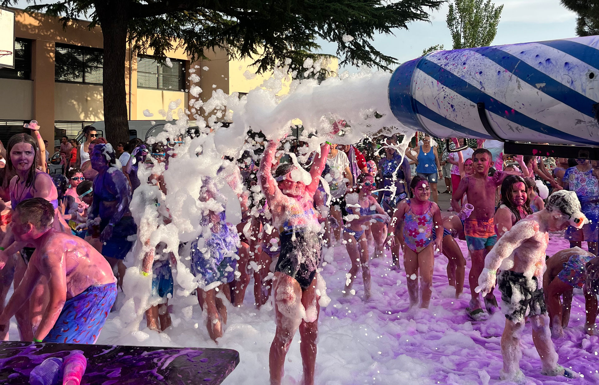 niños jugando en fiesta de espuma