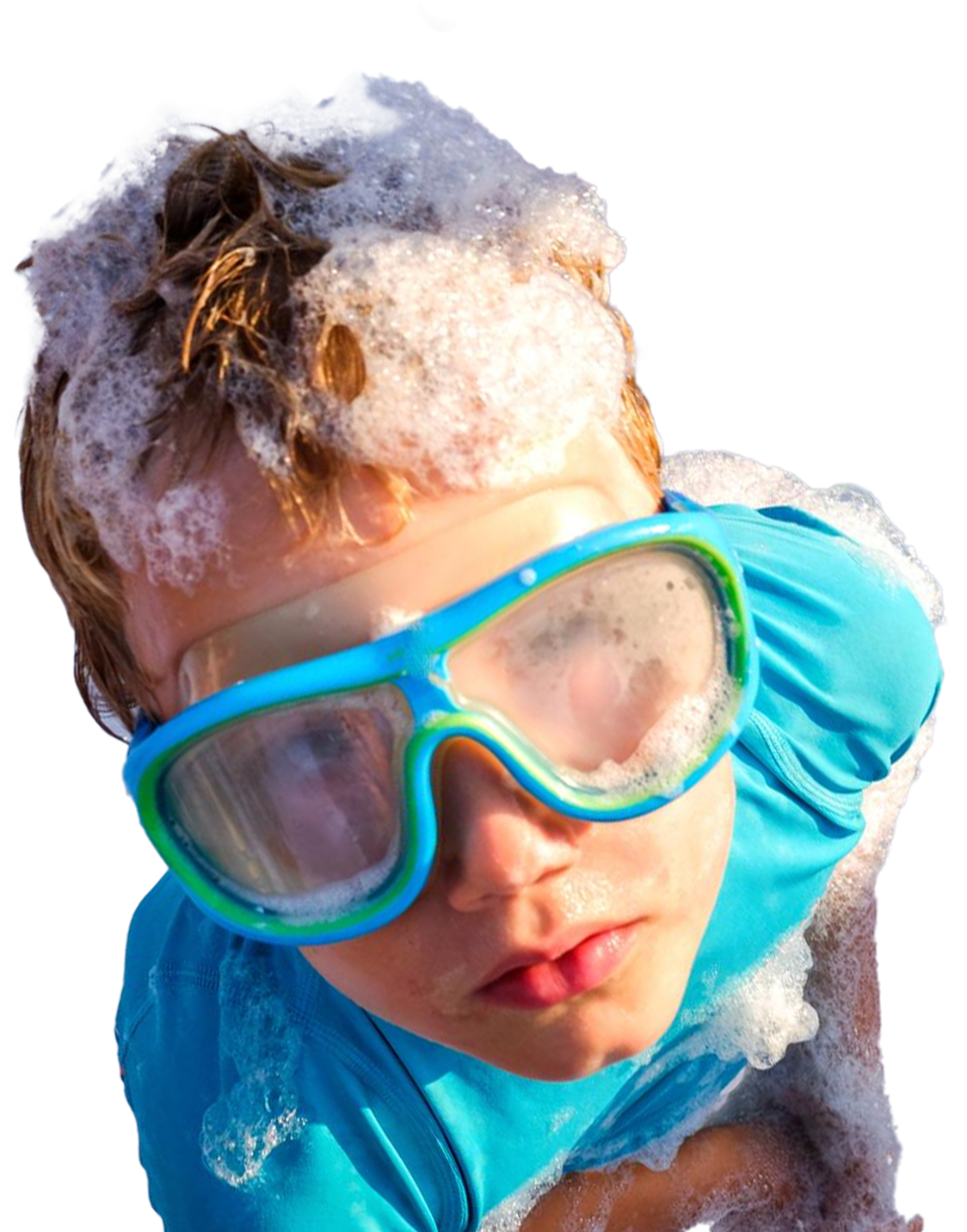 niño con gafas de bucear jugando en fiesta de espuma