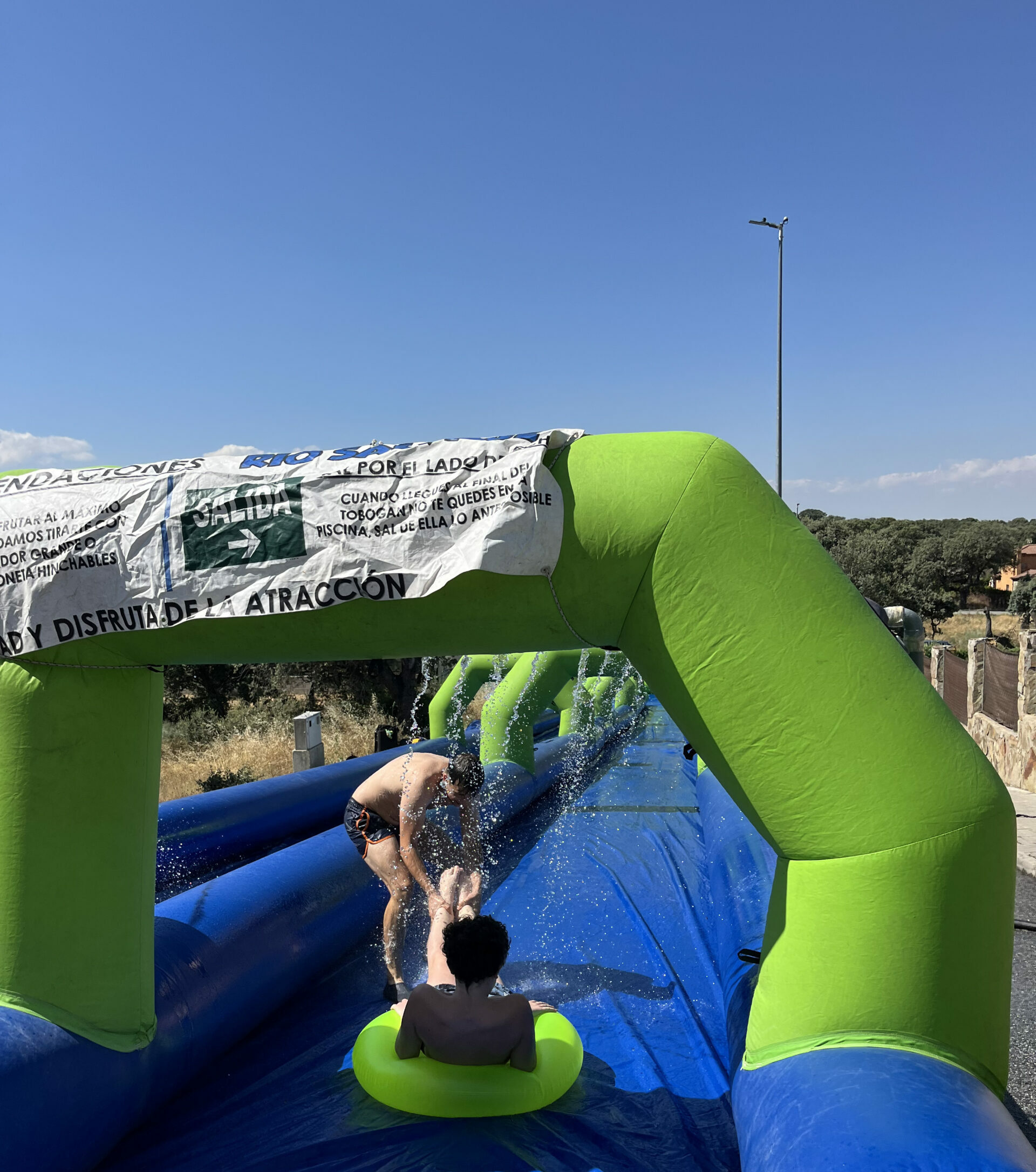 niños jugando en hinchable de agua