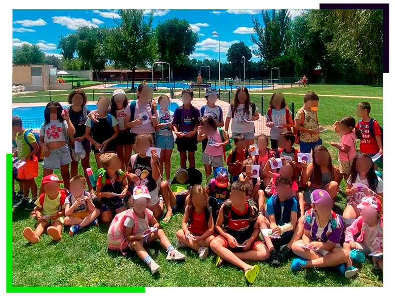 imagen-de-campamento Niños de campamento en la piscina