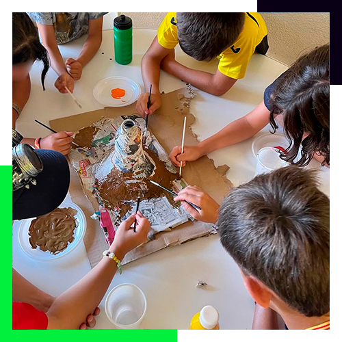 talleres-creativos-aguvel Niños haciendo un volcán en taller creativo