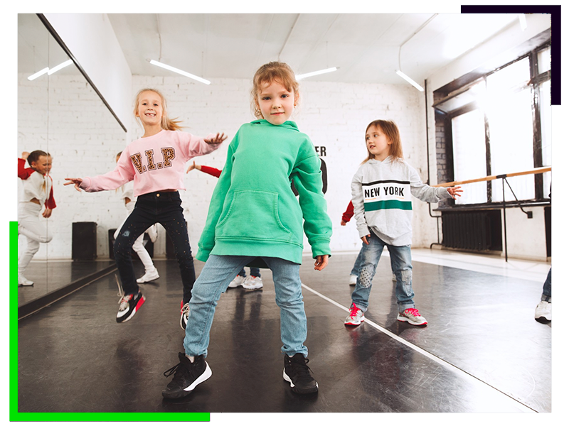 clase-zumba Niñas bailando en clase de zumba